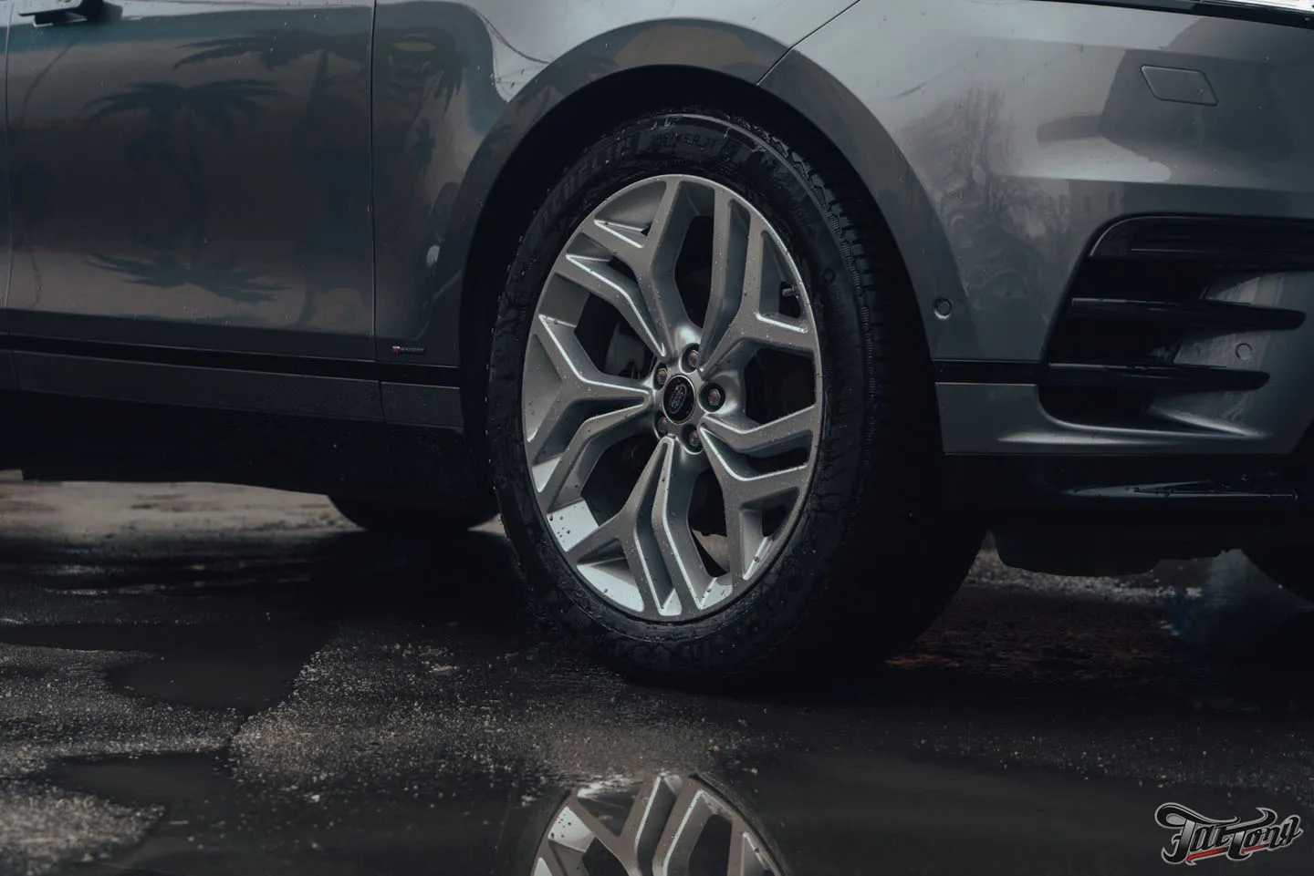 Окрас дисков, суппортов и насадок выхлопа на Range Rover Velar